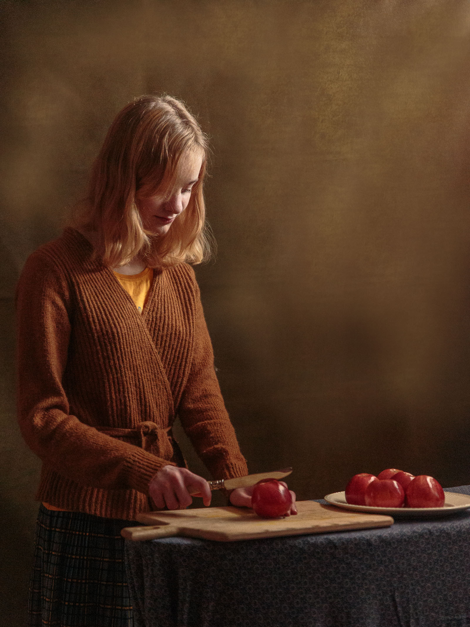 Meisje snijdt appels