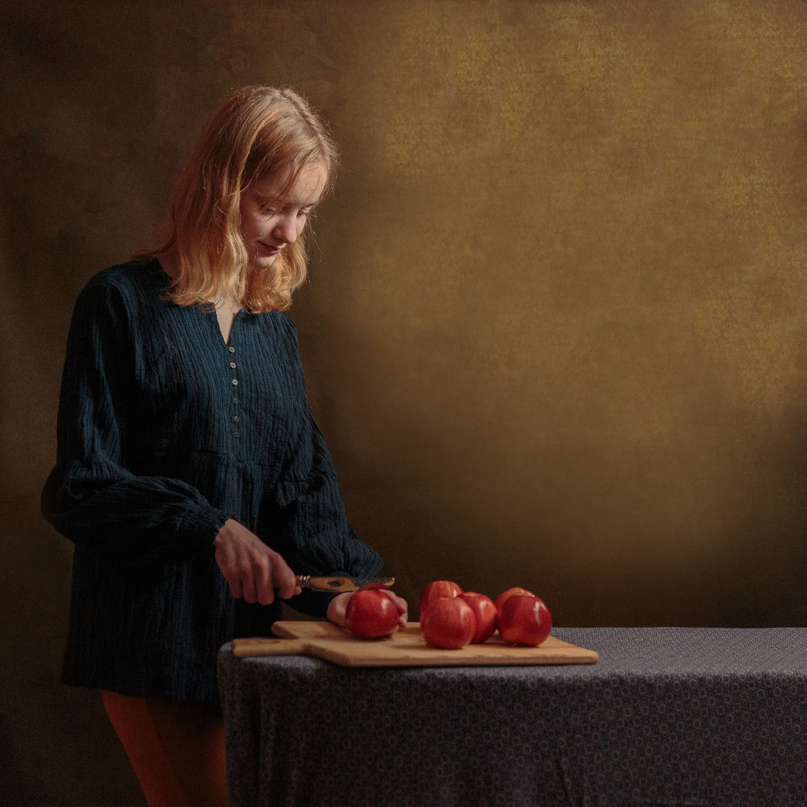 Meisje snijdt appels